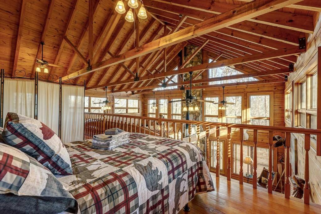 Blue Ridge Bliss- Spacious Cabin, Pets, Hot Tub! Luaran gambar